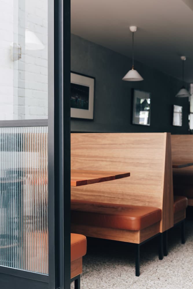 NAUGHTONS PARKVILLE HOTEL 38/64