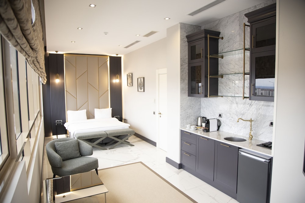 Panoramic, Twin Beds, Hill View