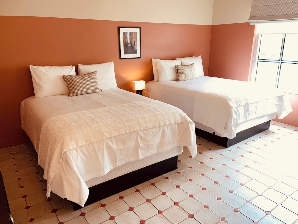 DELUXE, 2 QUEEN BEDS