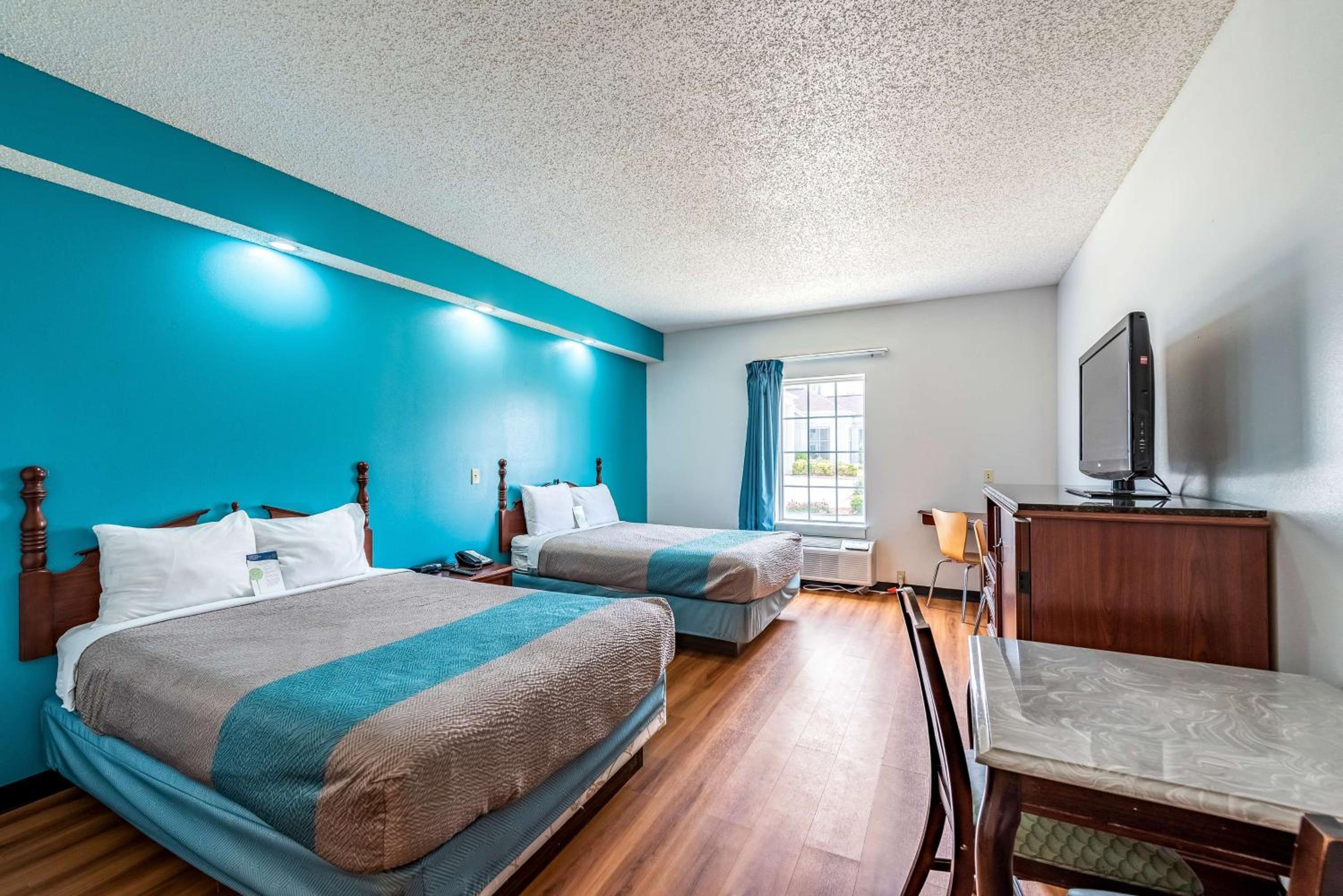 ROOM, QUADRUPLE, SMOKING, ACCESSIBLE