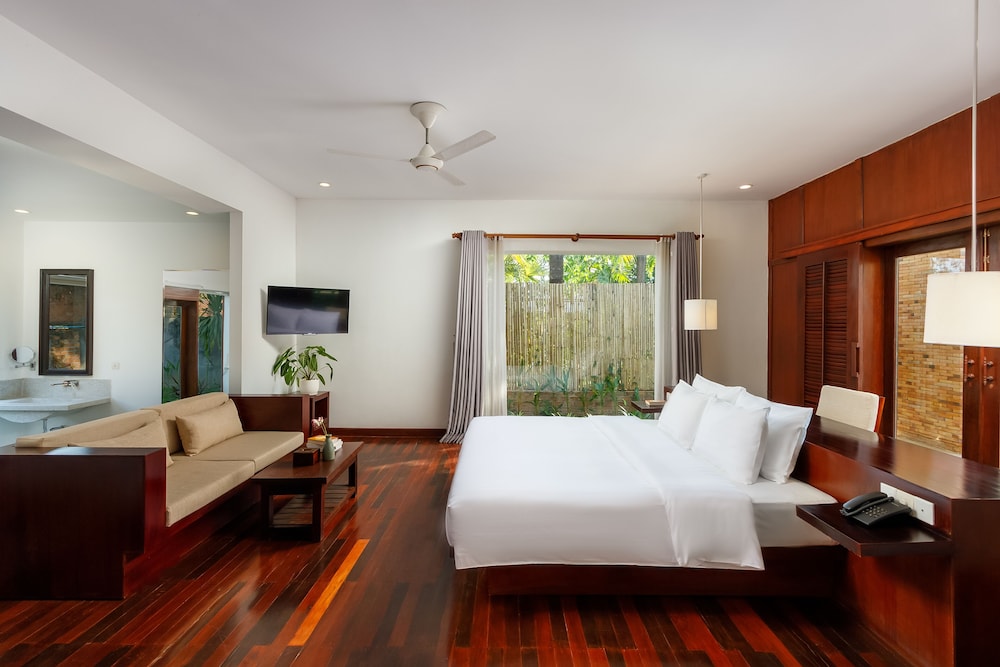 SUITE, POOL SIDE