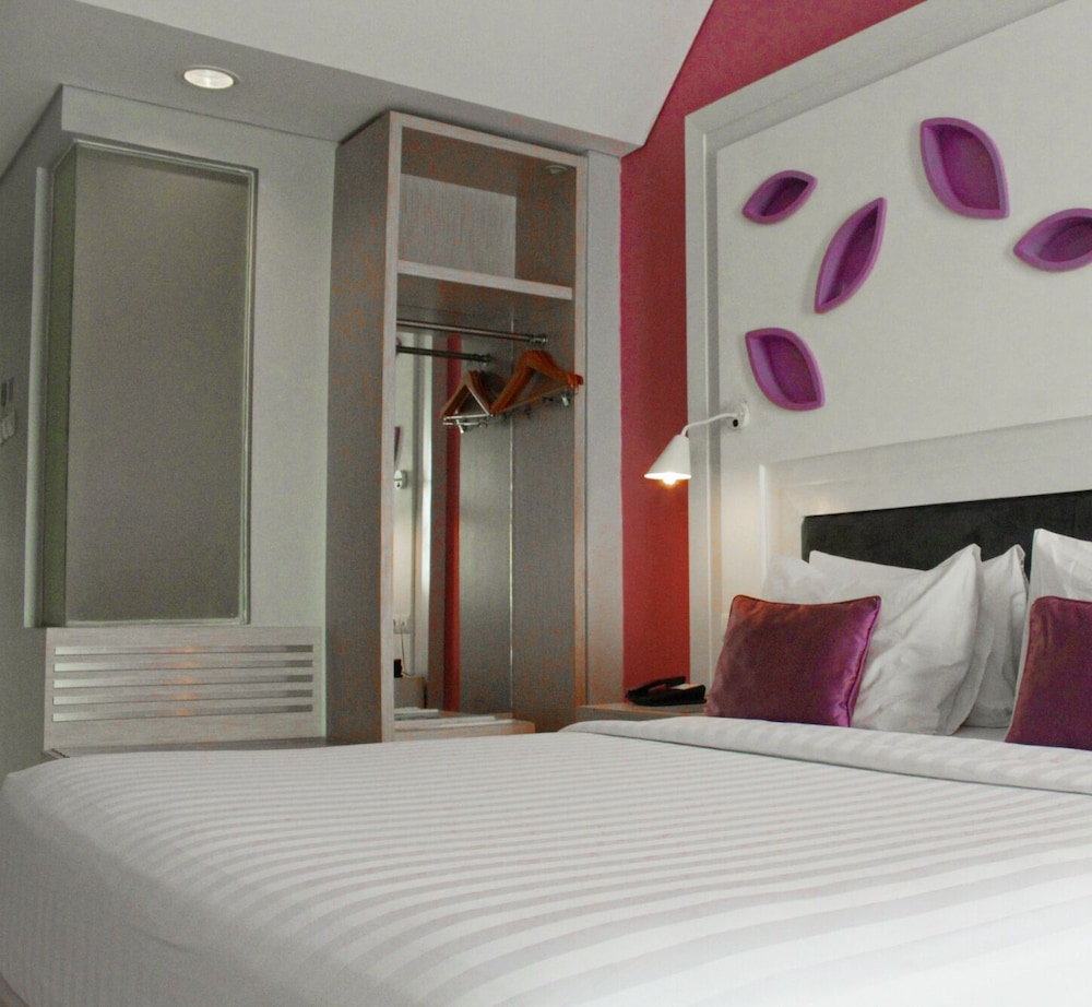 SUPERIOR, DELUXE, DOUBLE BED
