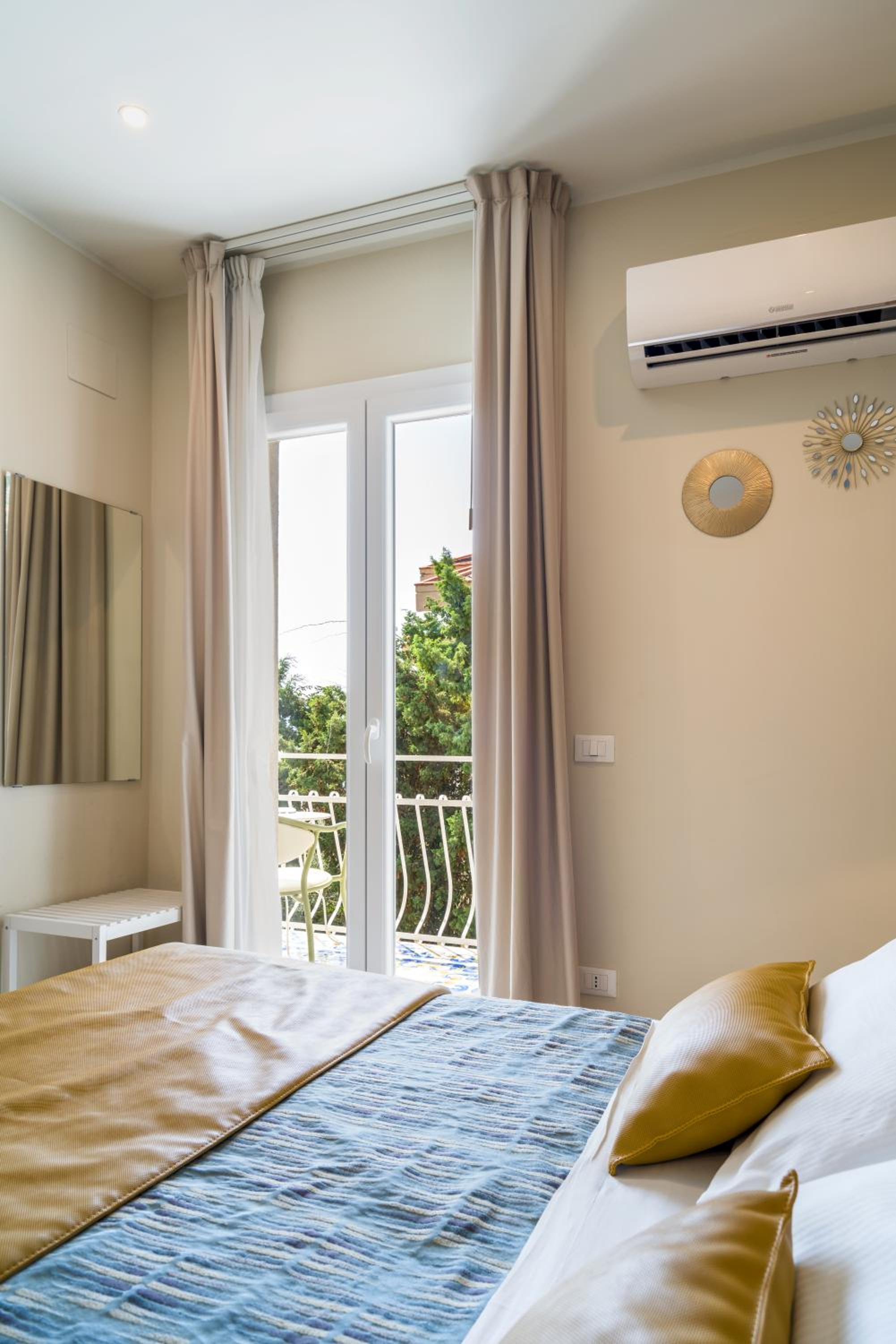 Room, Double or Twin Bed, Lateral Side Sea View