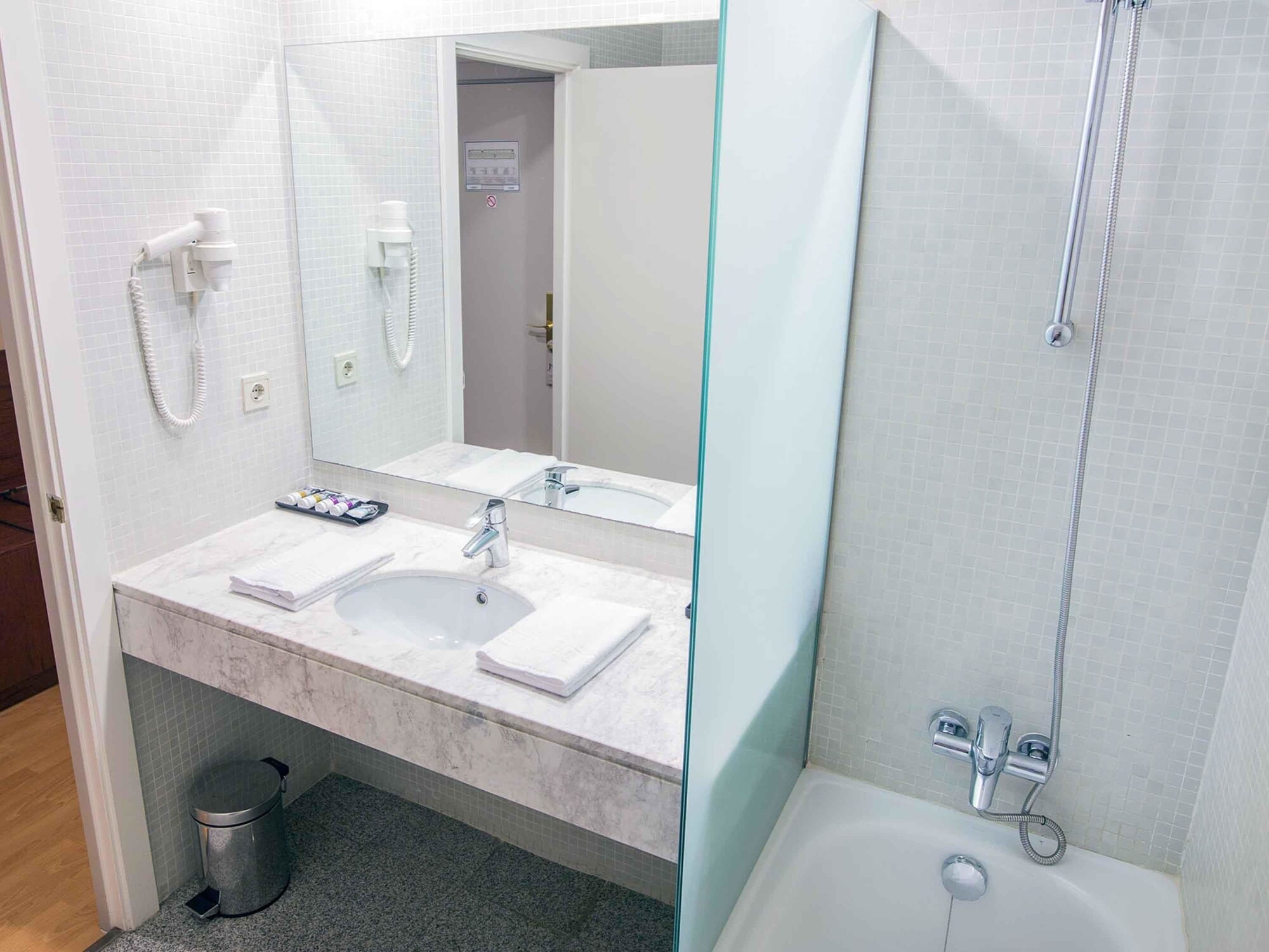 غرفة تنفيذية ثلاثية بسريرين منفصلين مع أريكة، Hotel Augusta Barcelona Valles 7/8