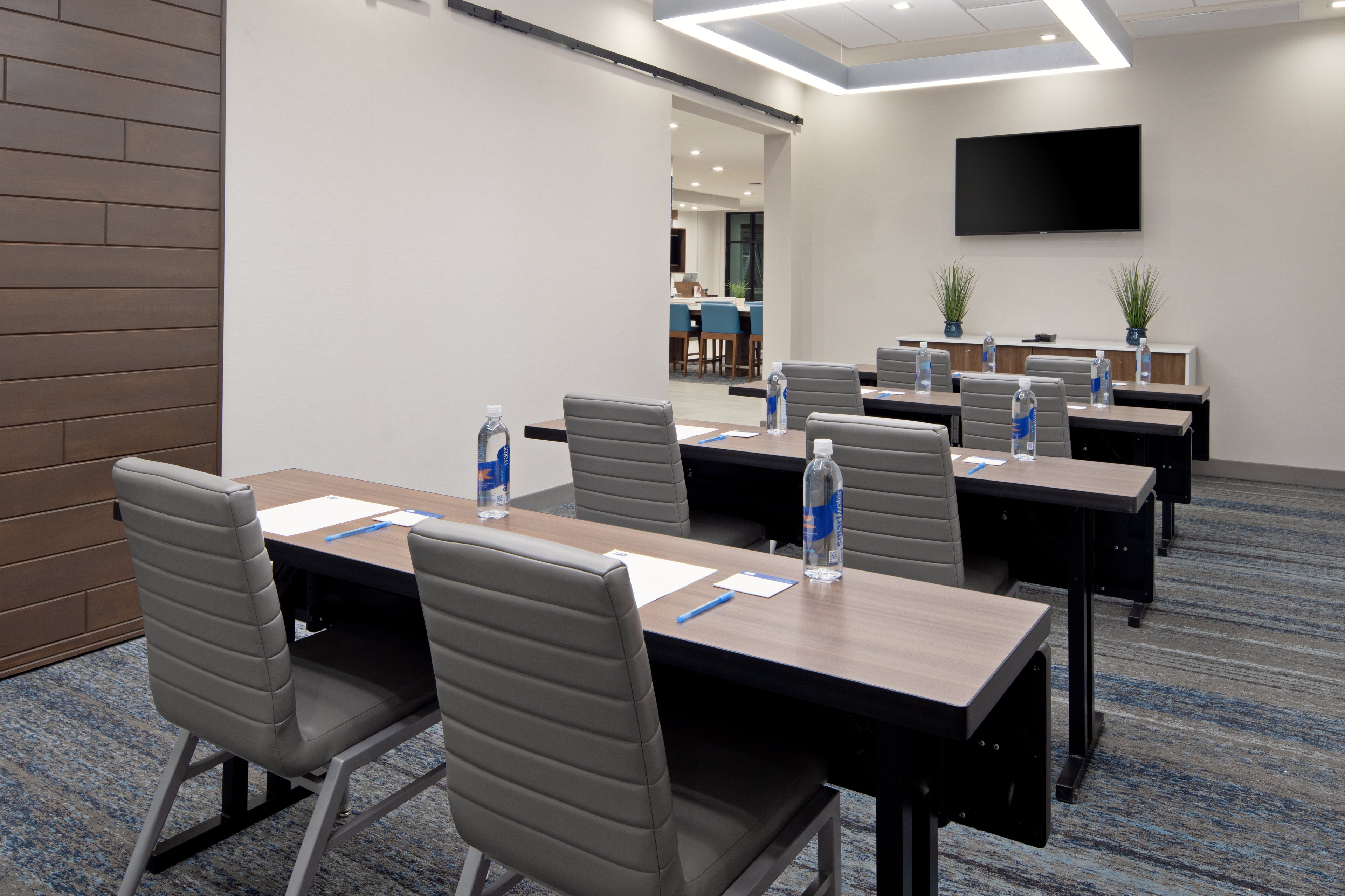 Holiday Inn Express Suites Valencia Santa Clarita 46/63