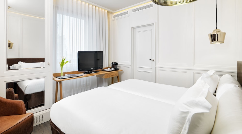 ROOM, DOUBLE BED