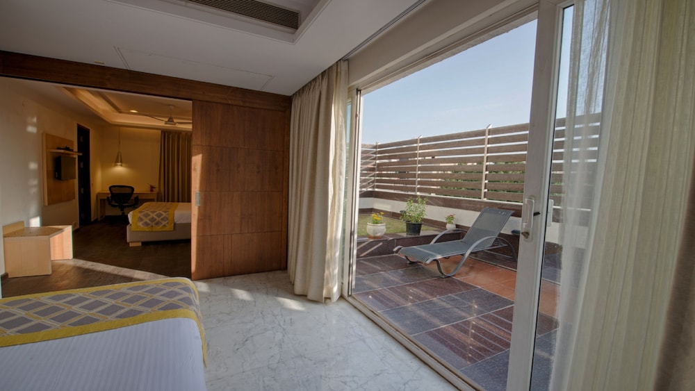 Stately Suites, Golf Course Road 31/58