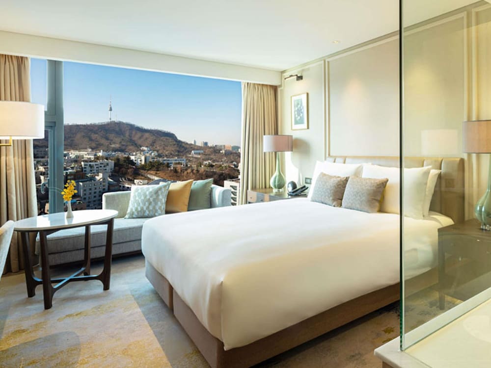 DELUXE, KING BED
