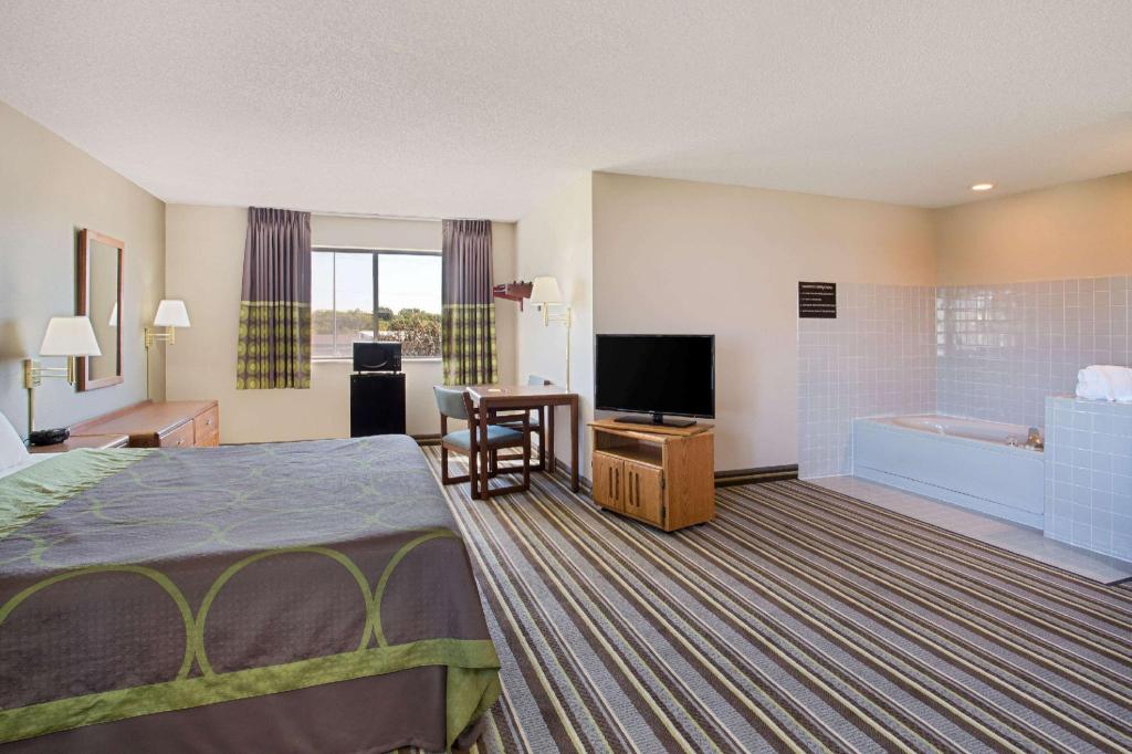 Super 8 By Wyndham Charles City 22/26