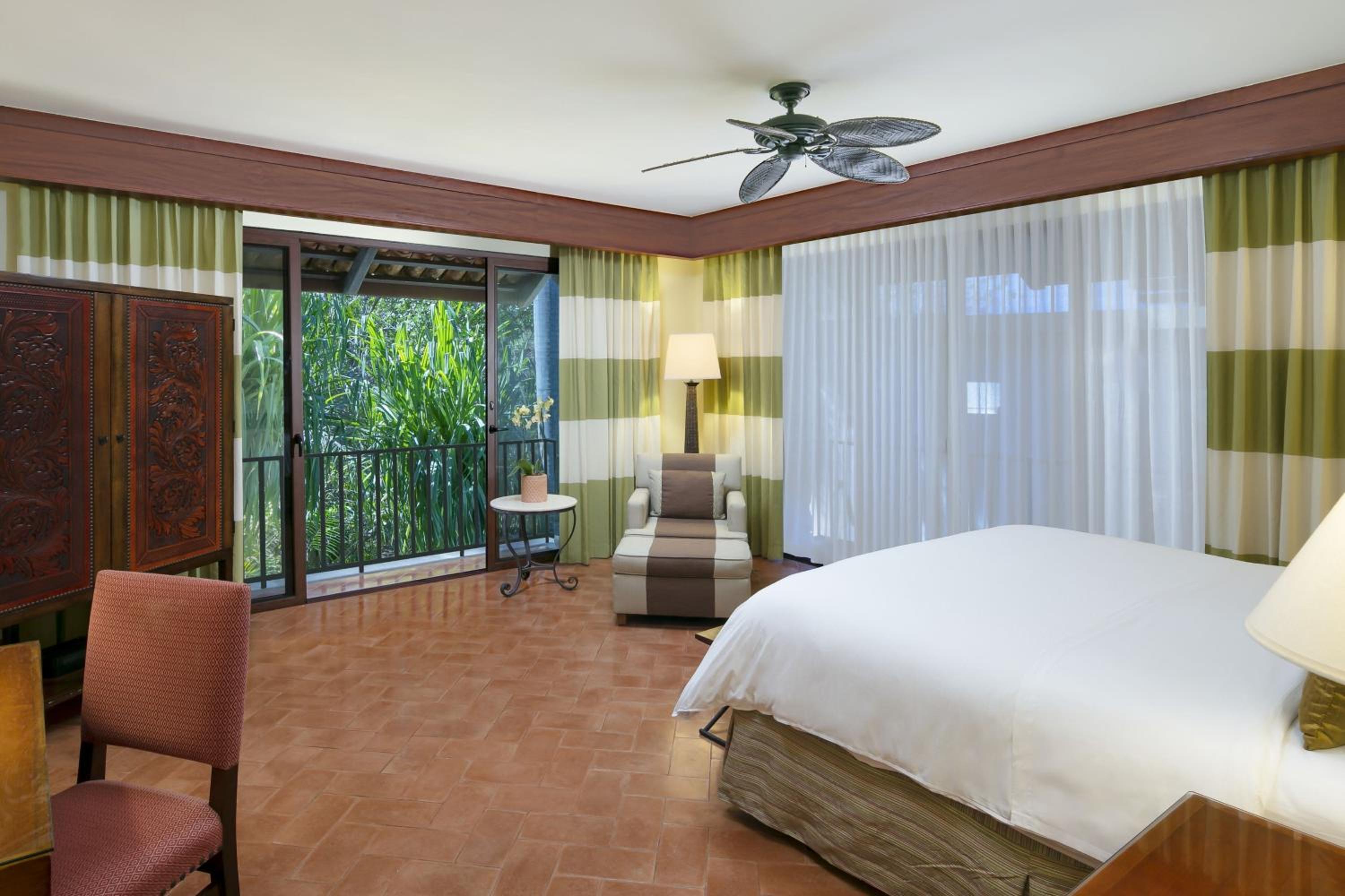 1 Bedroom, Suite, King Bed, Garden View, 1.5 Bathrooms, Balcony