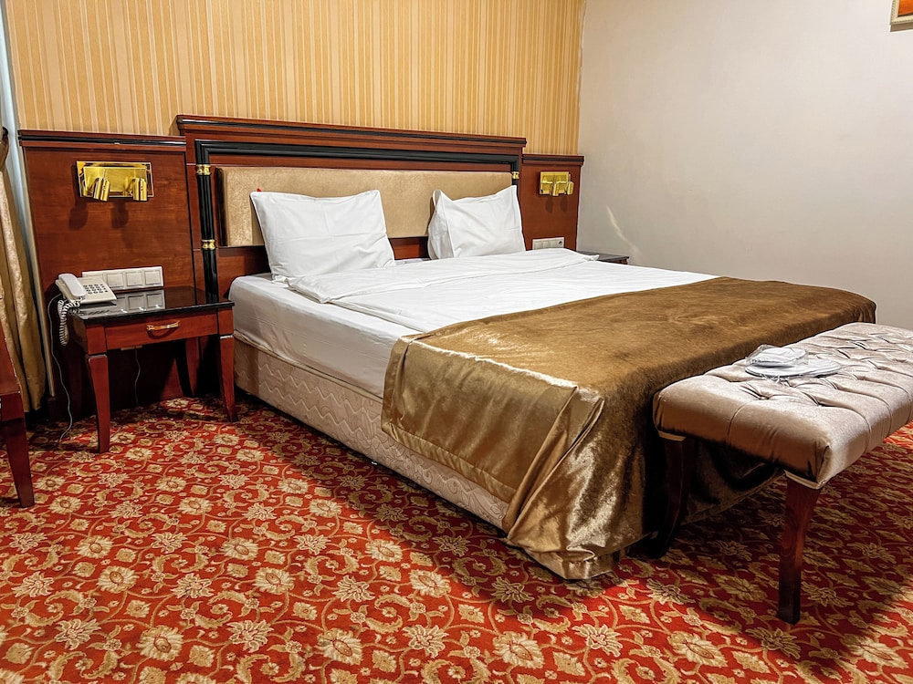 Parliament Hotel & Restaurant 32/56