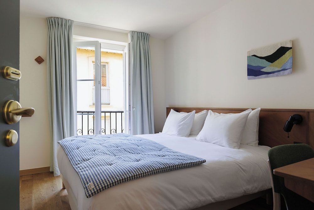 Superior, Queen Bed, Sea Side, on the Side