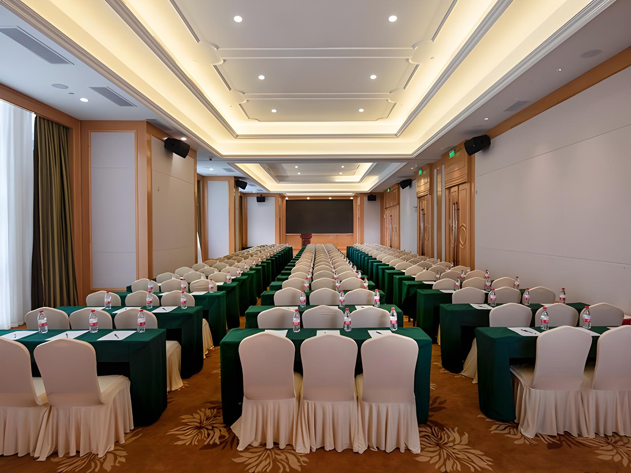Vienna Hotel (Shenzhen Henggang Metro Station) 38/40