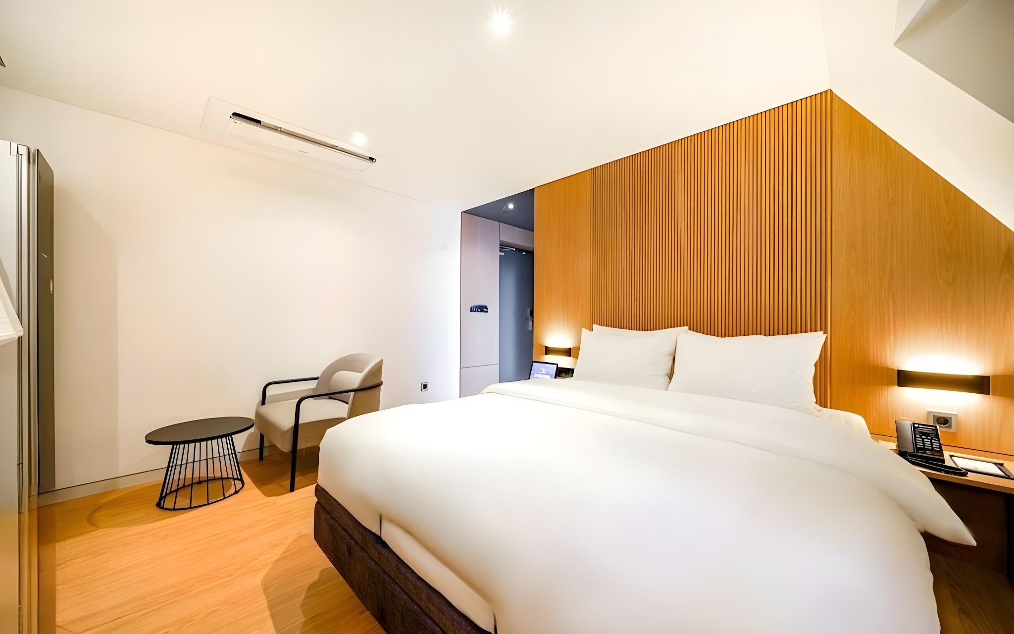 Deluxe, Double Bed, Light View, Bathtub