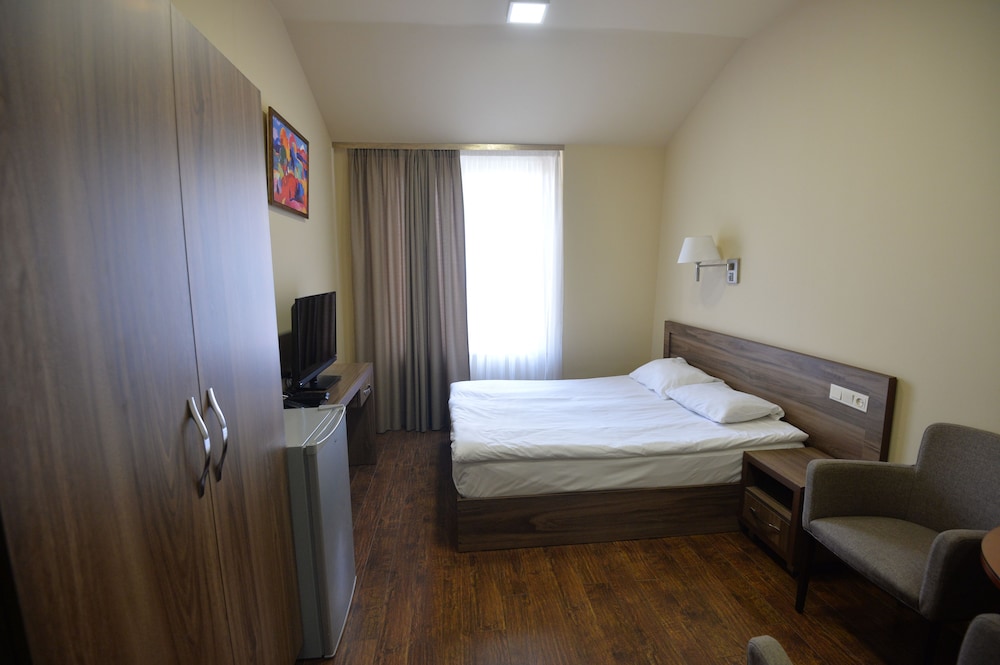 YEREVAN DELUXE HOTEL 28/61