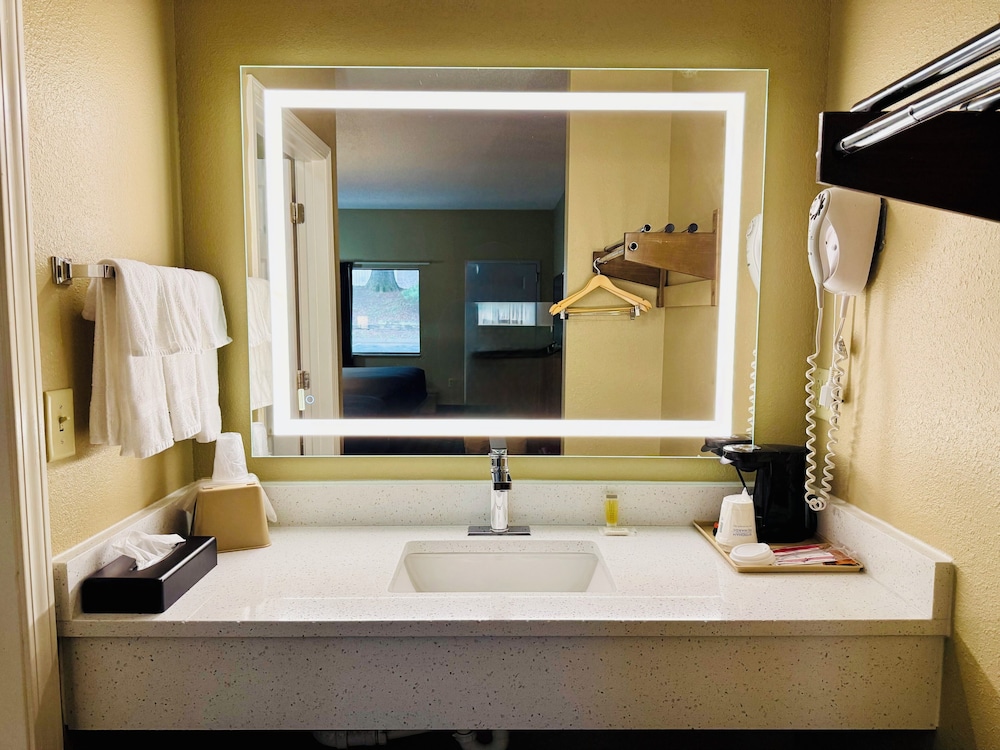 غرفة قياسية بسريرين كوين، Super 8 by Wyndham Ft. Oglethorpe GA/Chatt TN Area 5/6