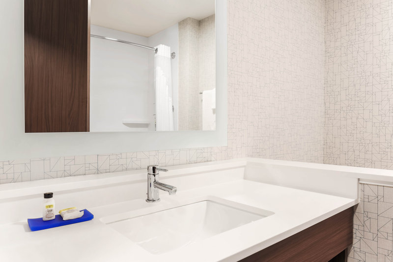 Holiday Inn Express & Suites Chicago O'hare Airport 59/60