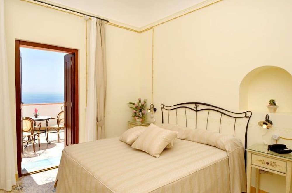 ROOM, DOUBLE BED