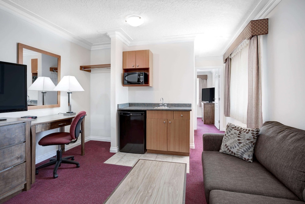 Elk Lake Inn Suites Victoria 43/81