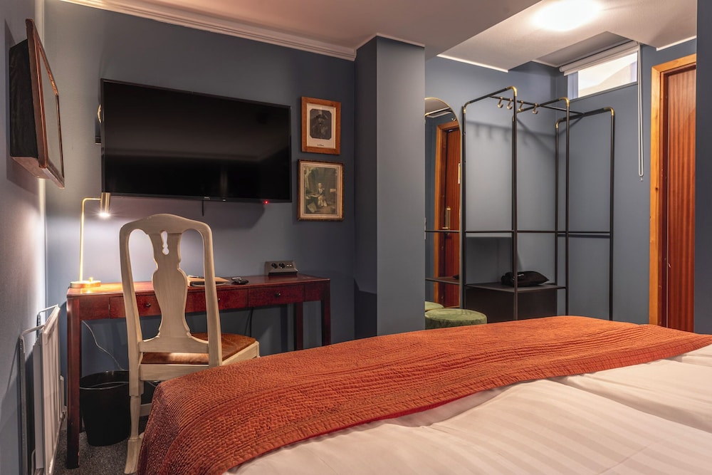 Room, Queen Bed, No Window, Small