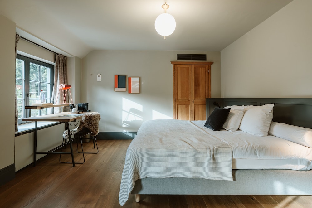 DELUXE, DOUBLE BED