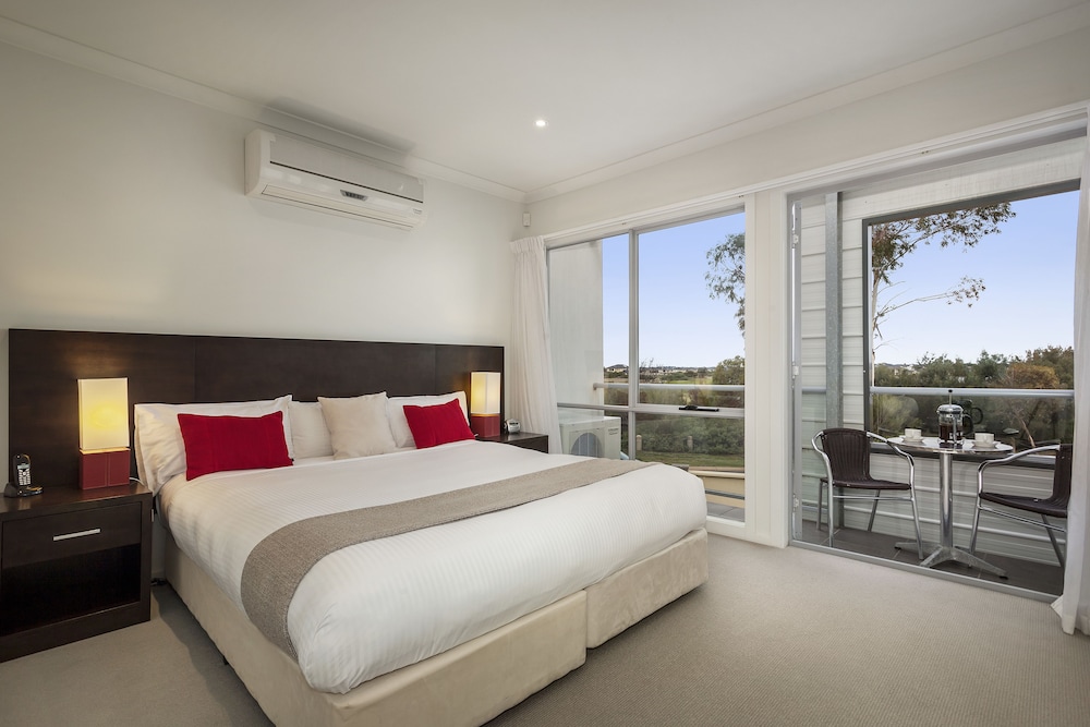 2 BEDROOMS, TOWN HOUSE
