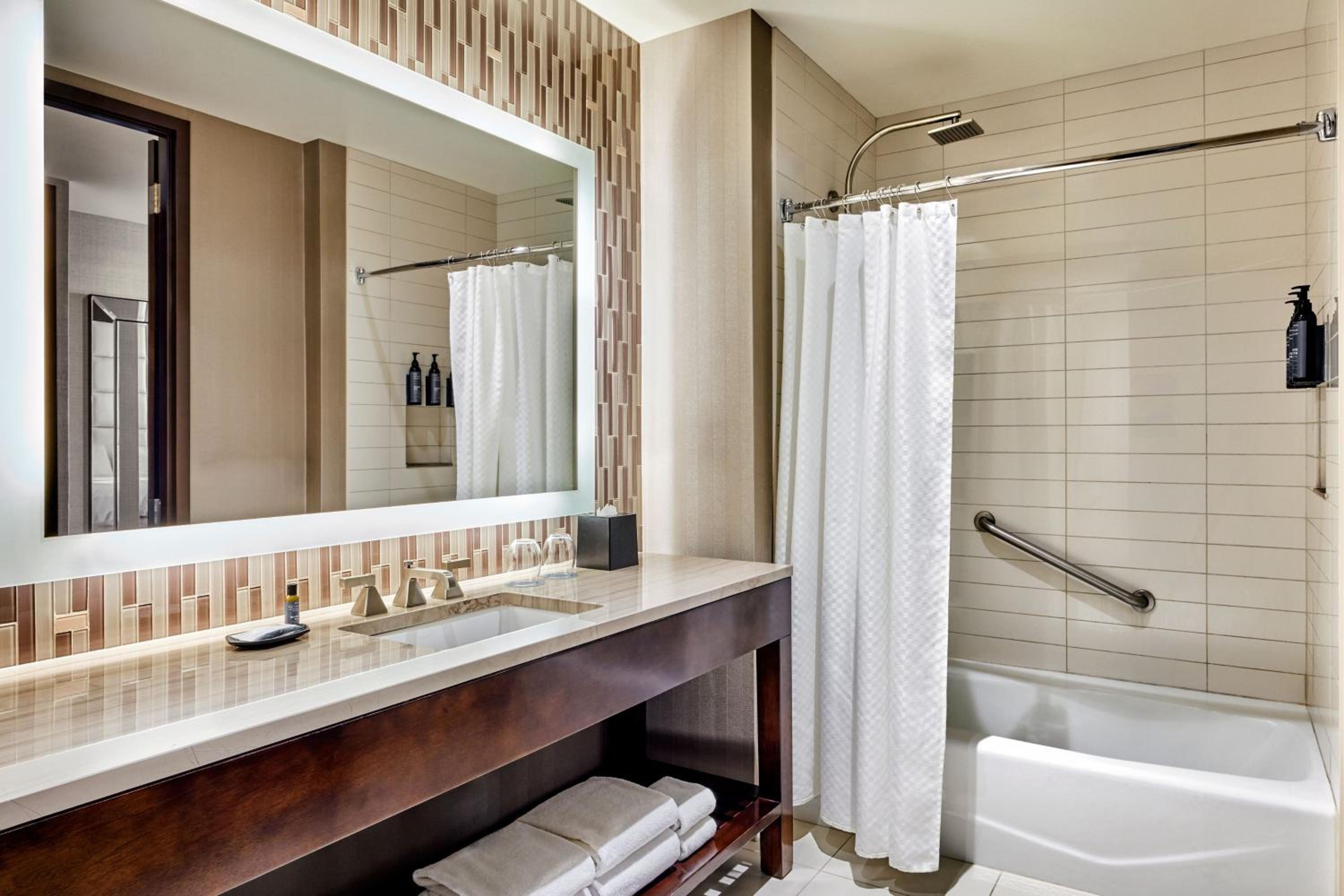 غرفة كلوب بسريرين كوين بحوض استحمام لذوي الإعاقة، Westin Phoenix Downtown 3/3