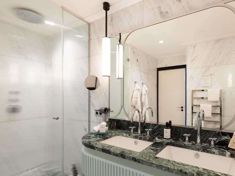 جناح سيغنتشر بسرير كينج بإطلالة على البحر بشرفة مع أريكة، Mondrian Cannes 6/8