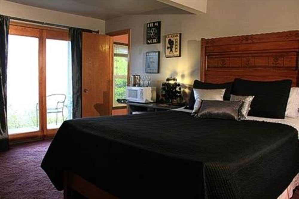 at the Waters Edge Bed &amp; Breakfast 43/61