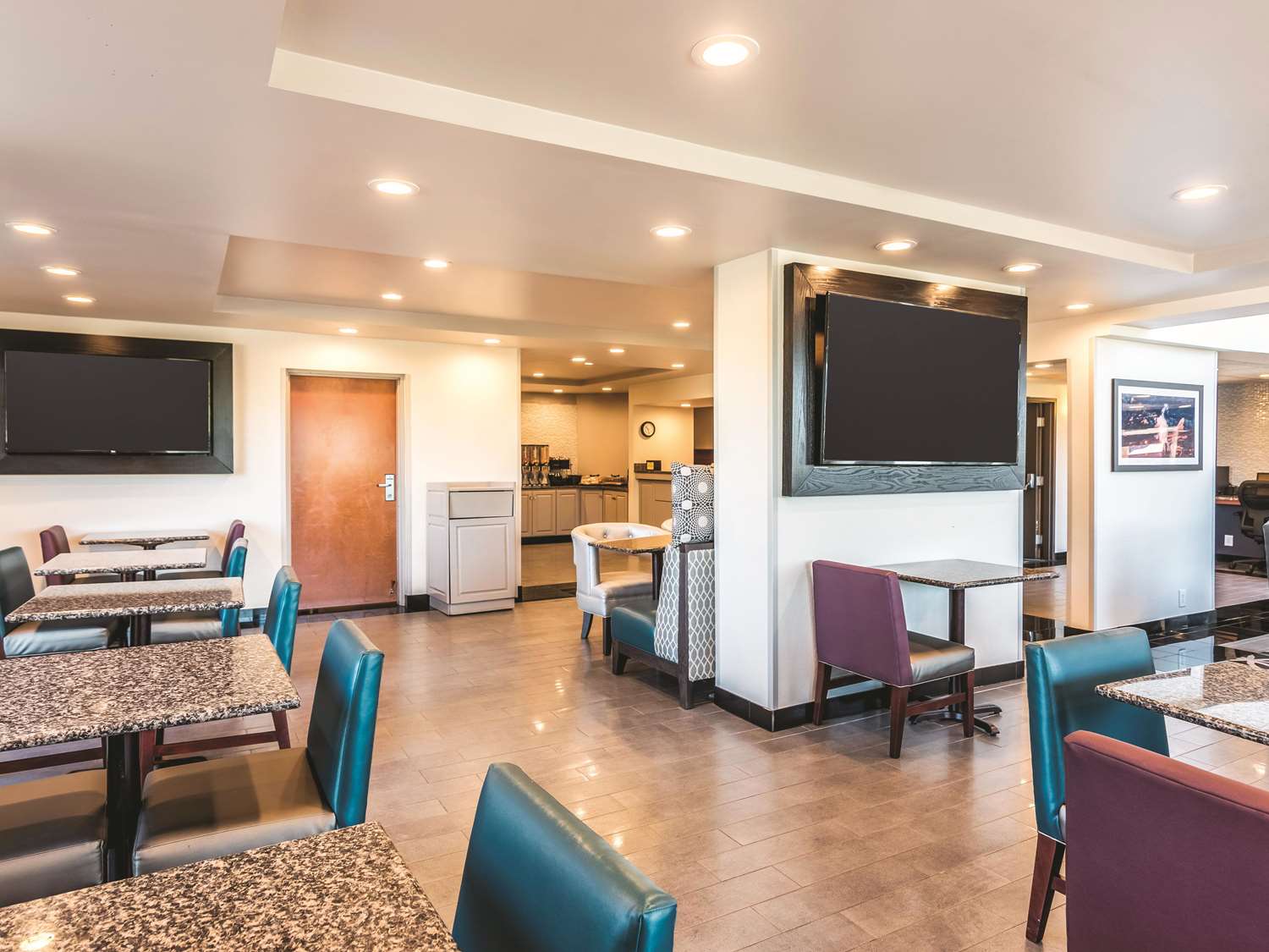 La Quinta Inn and Suites by Wyndham Colorado Springs North 14/18