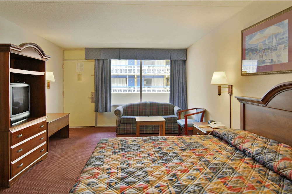 Days Inn by Wyndham Myrtle Beach-Beach Front 20/36