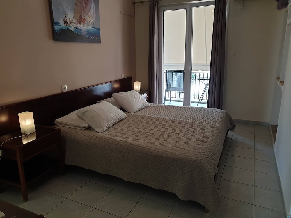 DELUXE, DOUBLE OR TWIN BED, MOUNTAIN VIEW