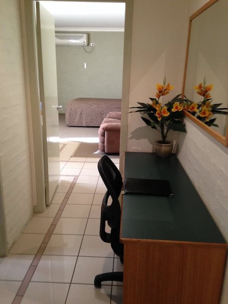 FRANCIS PHILLIP MOTOR INN 48/59