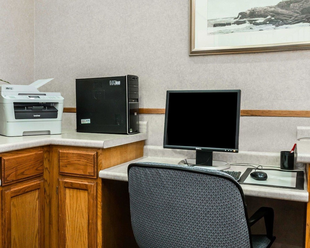 Econo Lodge & Suites Grand Rapids Airport 27/32