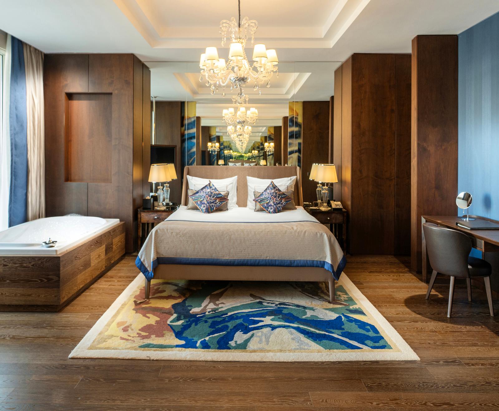 Grand, Suite, City View