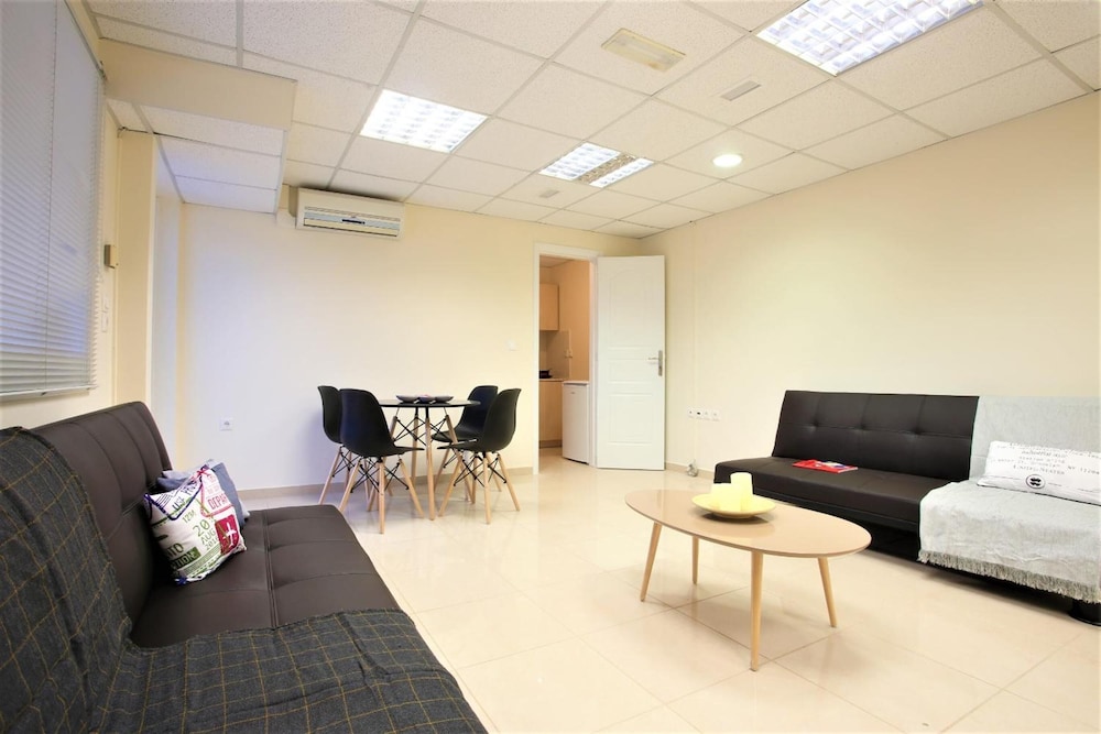 GK Airport Suites 25/49
