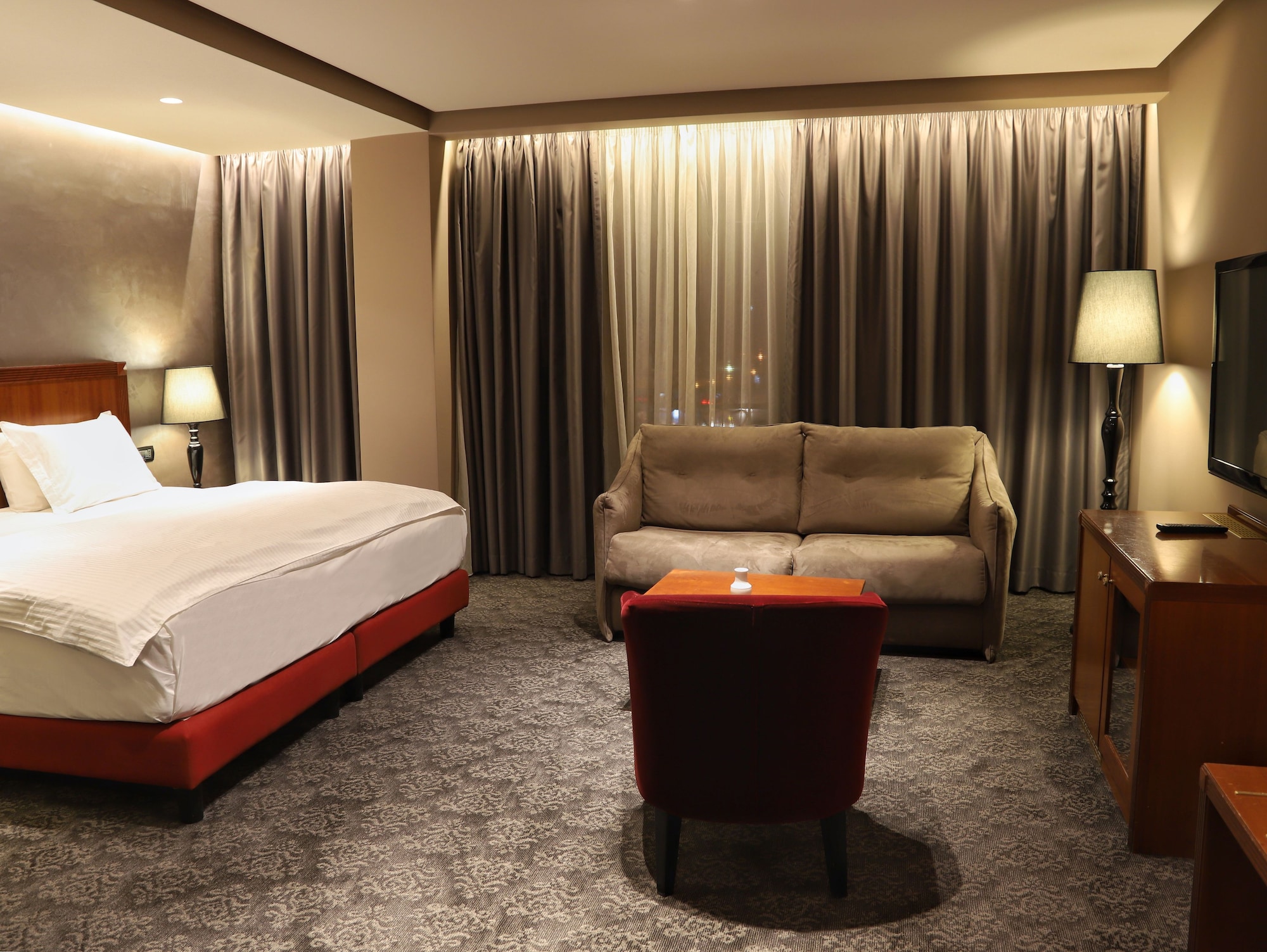 غرفة عائلية بسرير كينج وسرير فردي بإطلالة على المدينة مع أريكة، Mondial Hotel Tirana 2/3