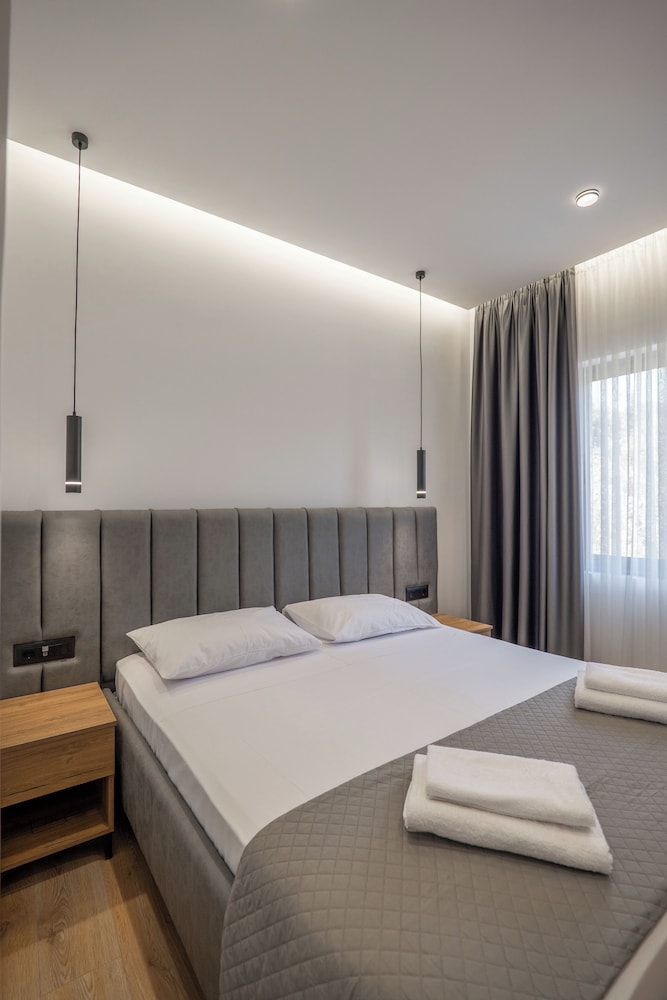 DELUXE, DOUBLE BED