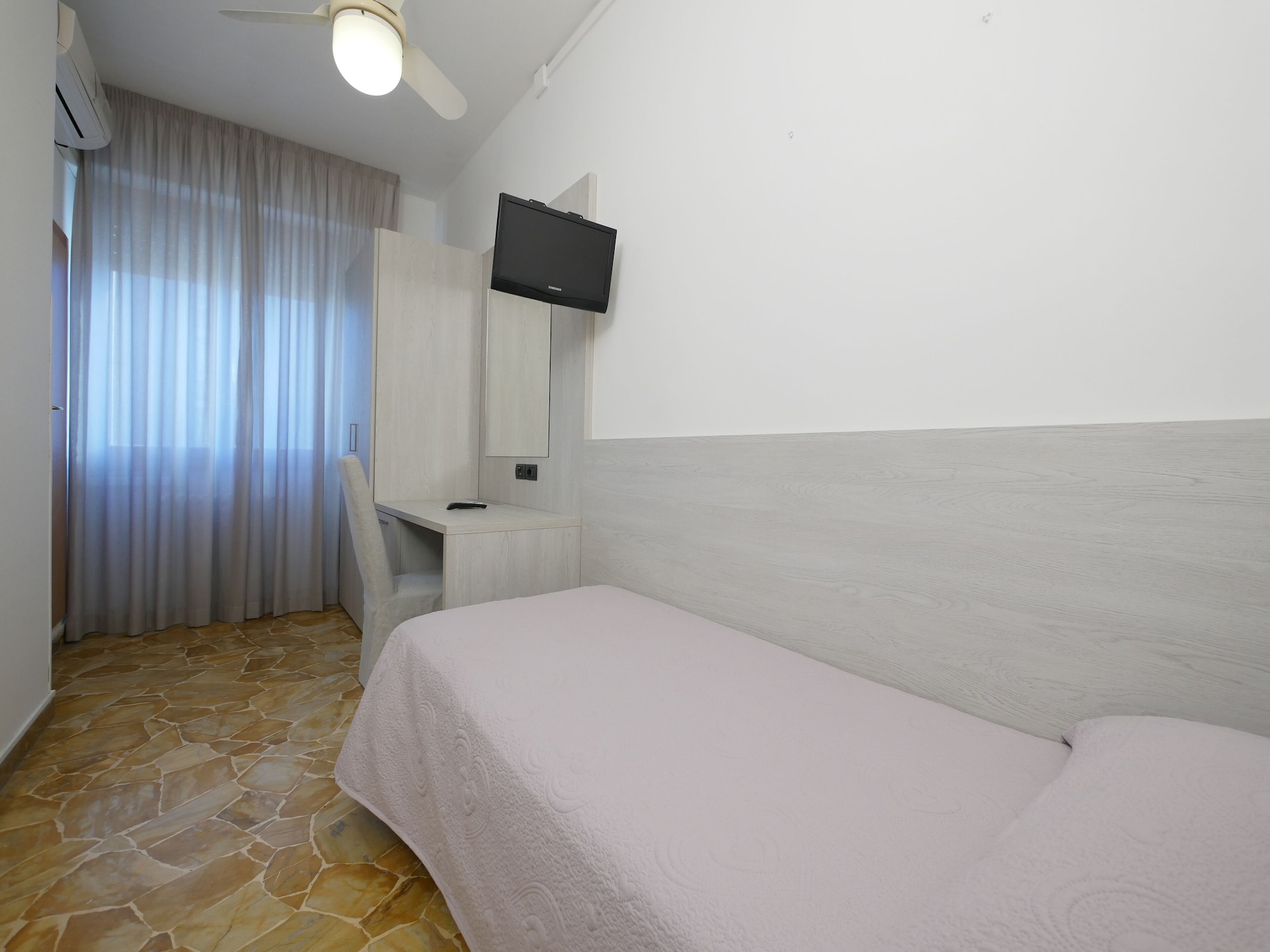 ROOM, SINGLE