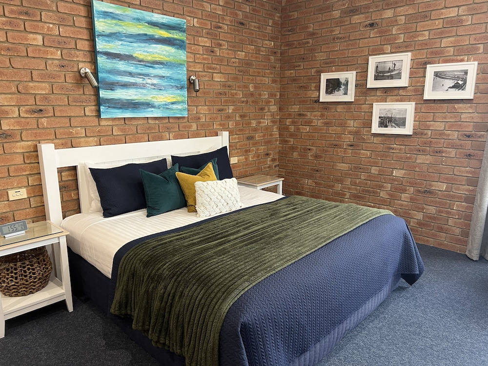 Coastal Waters Motor Inn 27/73