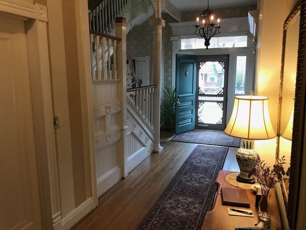 Charles Bass House Bed &amp; Breakfast 10/21