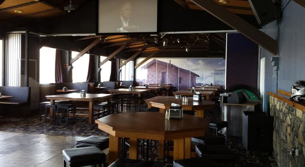 LAKE JINDABYNE HOTEL 47/75