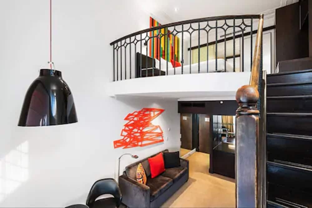 Royce Hotel 48/60