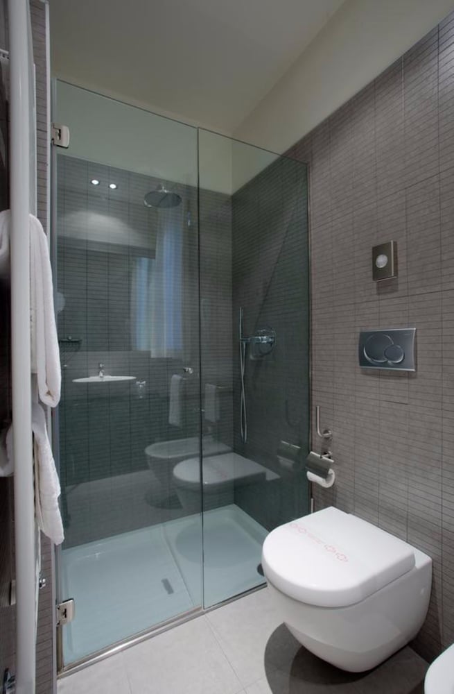 Hotel Ovest 13/34