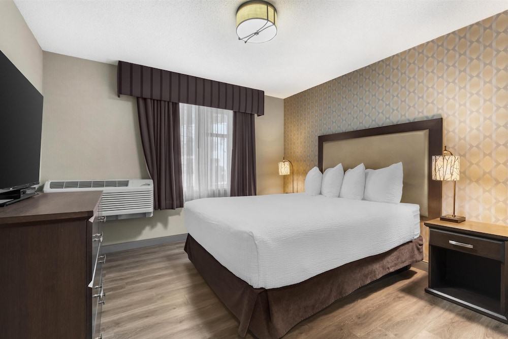 Suite, 2 Queen Beds, Sofa, Kitchen