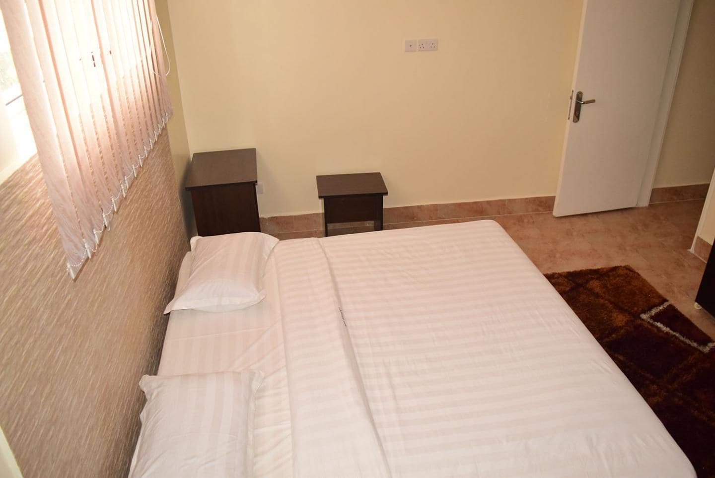 1 BEDROOM, APARTMENT, KITCHENETTE