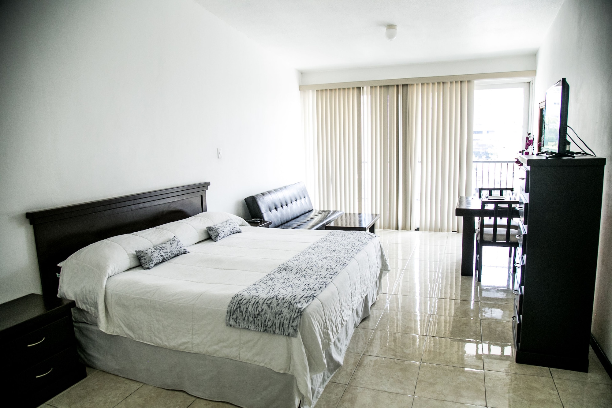 DELUXE, STUDIO, SUITE