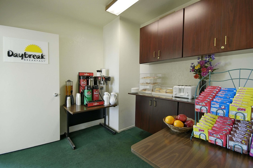 Days Inn by Wyndham Riverside Tyler Mall 18/21