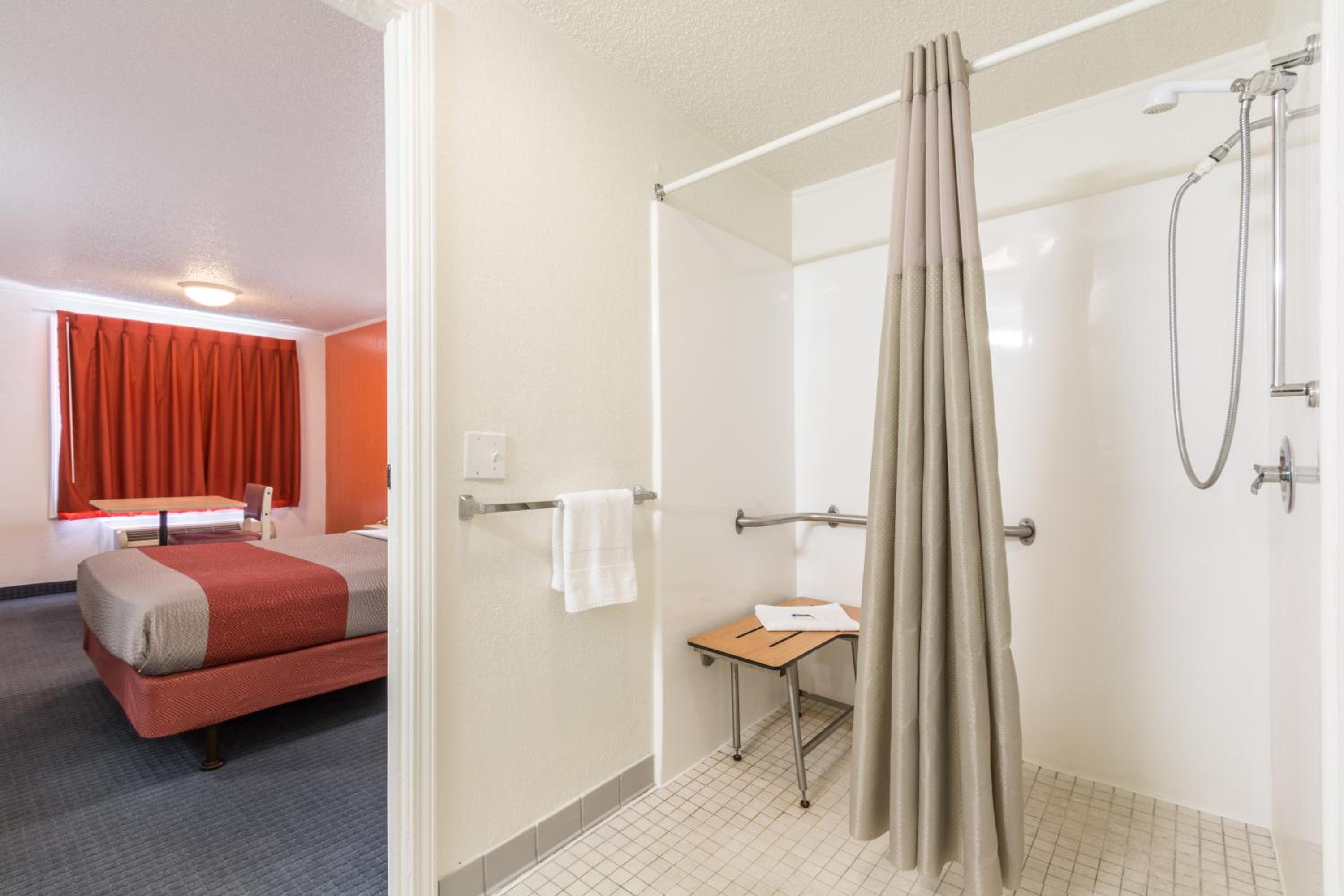 Travelodge by Wyndham Lansing MI 21/21