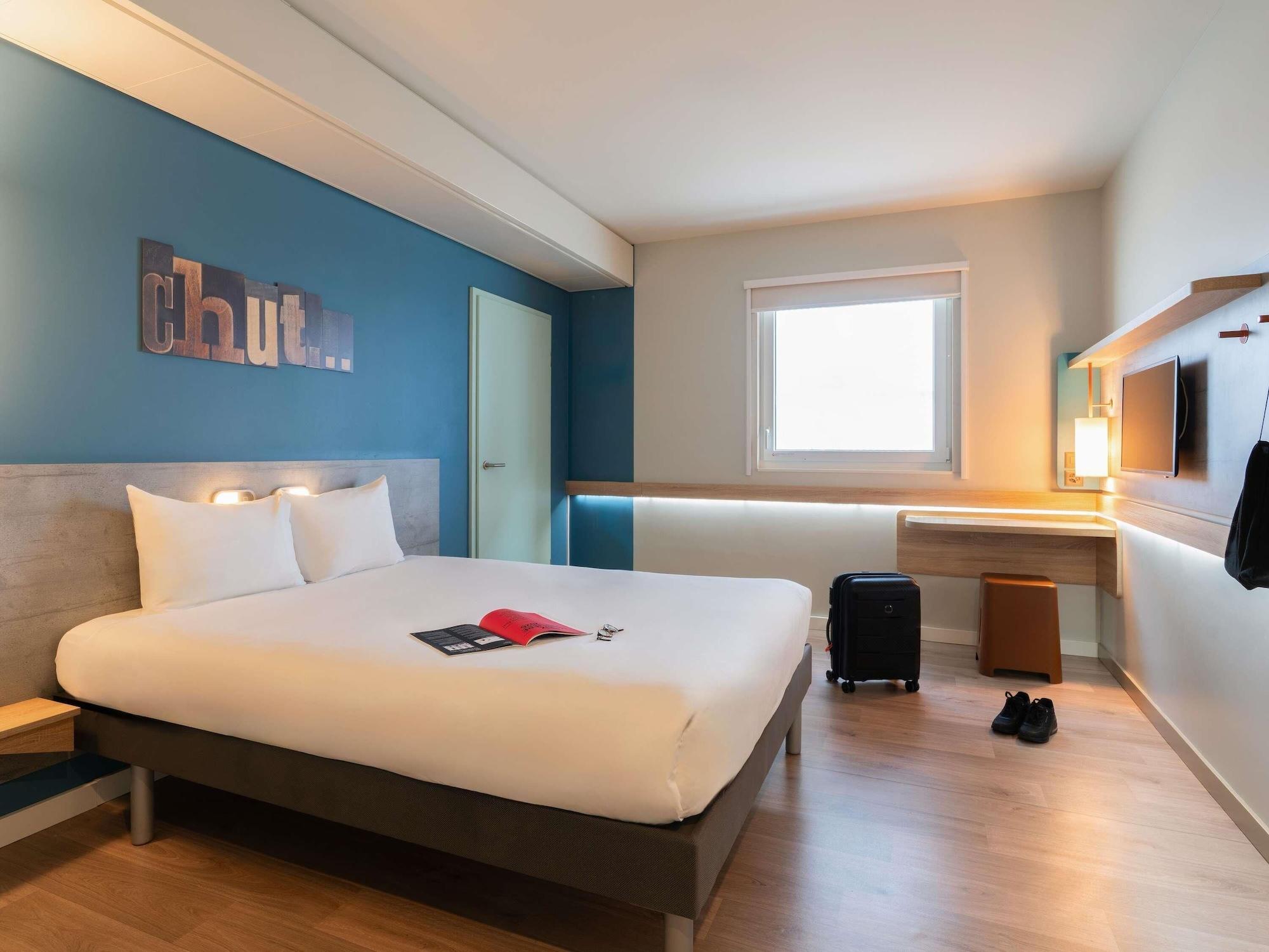 room, multiple beds